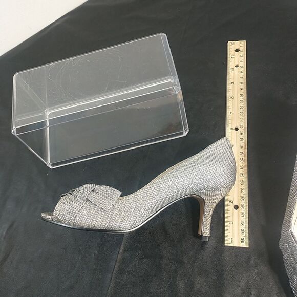 Caparros Woman's SZ 6.5B Silver Mesh Pumps Peep Toe Toe Heels Bow. - Picture 7 of 9